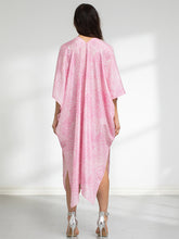 Load image into Gallery viewer, Sidenkaftan i rosa och vitt korallmönster. Baksida 1