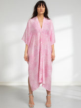 Load image into Gallery viewer, Sidenkaftan i rosa och vitt korallmönster.