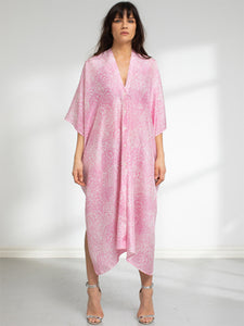 Sidenkaftan i rosa och vitt korallmönster.